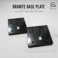 Plaque de base carrée en granit LANSEN avec encoches circulaires et rectangulaires centrales, garantie 1 an