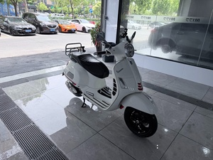 Motocicleta de <span class=keywords><strong>Segunda</strong></span> <span class=keywords><strong>Mano</strong></span>, Motocicleta Usada de la Marca <span class=keywords><strong>Vespa</strong></span>, Modelo 300GTS, Scooter de Color Blanco, con 4200 km, Año 2020 - Product Image 1