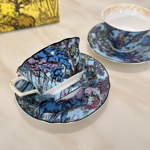 แก้วกาแฟเซรามิคลายสัตว์บนพื้นหลังสีน้ำเงินพร้อมจานรอง - Product Image 5