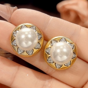 Ensemble de bijoux fantaisie en gros, écologique, en cuivre plaqué or, avec perles de coquillage blanches de 12 mm, collier, boucles d'oreilles et bague pour femme - Product Image 4