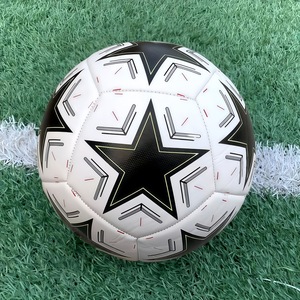 Ballon de football d'entraînement durable taille 5 pour <span class=keywords><strong>jeunes</strong></span> et adultes, idéal pour les matchs et les entraînements en extérieur, avec revêtement en PU souple et chambre à air robuste - Product Image 6