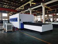 Machine de découpe laser à fibre CNC à cabine fermée, refroidissement par eau, Cypcut, 4 axes, haute précision, pour tôles métalliques AI/PLT