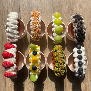 Gaufre belge festonnée à la main faux modèle alimentaire avec décoration de crème de fruits frais fraise en plastique - Product Image 1