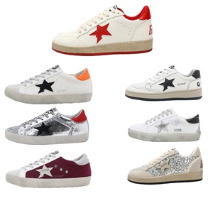 รองเท้าผ้าใบลำลองรุ่น GGBD Golden Shoelaces Goose White Ballstar Deluxe สำหรับผู้ชายและผู้หญิง สีชมพูกลิตเตอร์ ตาข่ายแบบเรียบ พร้อมเชือกผูก - Product Image 1