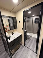 Maison conteneur préfabriquée moderne ventilée et extensible de 10 pieds avec garantie, idéale pour bureau, hôtel et magasin