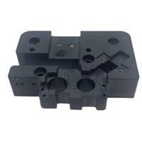 Servicios de Mecanizado CNC de Precisión, Soporte de Fijación de Precisión con Acabado Negro Mate y Múltiples Orificios