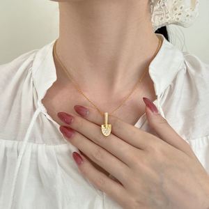 Collier pendentif flèche en zircone 5A en argent S925 de Dylam Fashion Jewelry Manufacturer pour femmes, bijou unique - Product Image 6