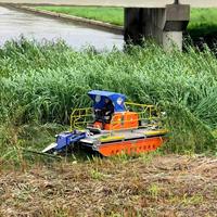 Bateau amphibie multifonctionnel pour la récolte des roseaux, la coupe de l'herbe des lacs et la gestion des zones humides.