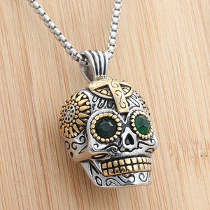 Collar de Hombre Punk Retro con Colgante de Calavera de Acero Inoxidable y Ojos de Gemas Verdes - Product Image 2