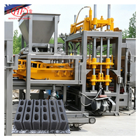 Machine à blocs entièrement automatique HongFa QT5-15 pour la production en série, idéale pour les petits investisseurs souhaitant créer une usine locale de briques en ciment autobloquantes.