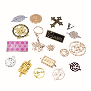 Accesorios de bolsa con logotipo de metal personalizado que hacen etiquetas de logotipo de placa de nombre en relieve de metal para bolsos - Product Image 1