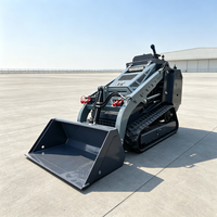 Chargeuse compacte avec fourches à palettes, charrues à neige, motoculteurs et râteaux, connectées via des lignes hydrauliques auxiliaires doubles