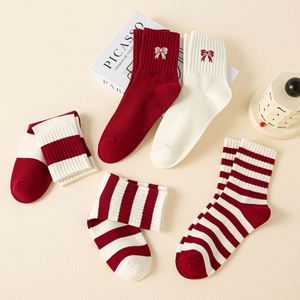 <span class=keywords><strong>Chaussettes</strong></span> pour femmes en coton à <span class=keywords><strong>rayures</strong></span> rouges avec nœud papillon <span class=keywords><strong>Chaussettes</strong></span> pour femmes à la mode Vente en gros - Product Image 2