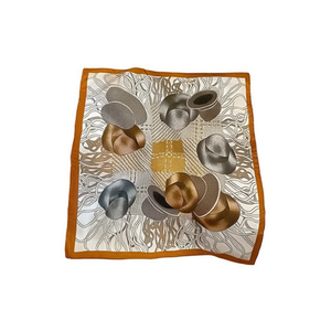 Sciarpa quadrata in seta stampata 70x70cm, accessorio moda per donna - Product Image 1