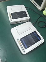 Electrocardiógrafo QD-E903A con Batería Recargable de Iones de Litio, 12 Derivaciones, Pantalla Táctil, Teclado, Grabación Simultánea de 3 Canales, Impresión Térmica de 80 mm