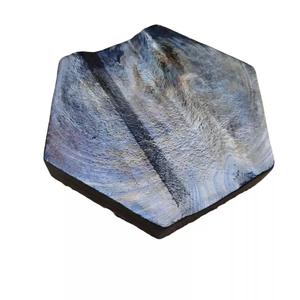 Dalle en pierre de basalte noir personnalisable avec surface naturelle polie et dégringolée pour application extérieure - Product Image 6