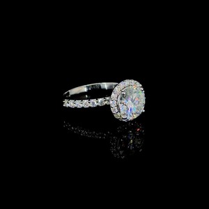 Bague en moissanite de qualité supérieure pour femmes, élégante pour fiançailles et mariage, disponible au meilleur prix du marché. - Product Image 2