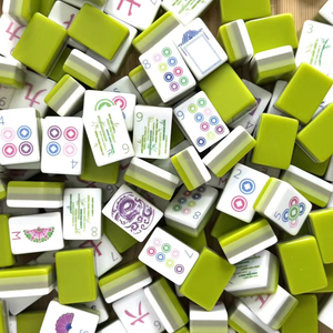 Ensembles de Mahjong de Luxe Personnalisés en Acrylique, Tuiles Gravées Vert Clair, Fabrication OEM <span class=keywords><strong>pour</strong></span> Styles Américains/Malaisiens/Taiwanais, 4 Couches - Product Image 1