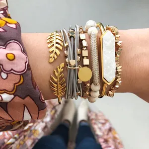 Juego de pulseras de hoja de oliva dorada con drusa blanca, conjunto de pulseras con cuentas de hoyuta cremosas, alambre de guitarra de acero inoxidable - Product Image 1