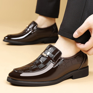 รองเท้าหนังแก้วทรงทางการสำหรับผู้ชาย หัวแหลม สวมแบบสลิปออน ส้นเตี้ย เหมาะสำหรับใส่ทำงานในออฟฟิศ กันลื่น ผลิตที่เมืองเหวินโจว - Product Image 3