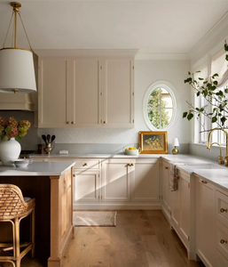 Cocina Francesa Cremosa de Madera Maciza Verde Claro, Moderna y Lujosa con Ventanas Arqueadas y Detalles de Latón, la Cocina se Siente como Estar en un Cafetería de París - Product Image 1