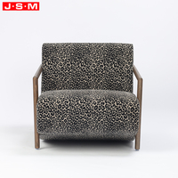 Fauteuil d'appoint contemporain français de haute qualité avec coussin en tissu imprimé léopard et structure en bois pour salon