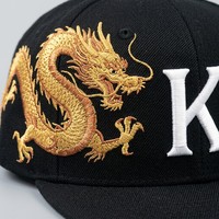 Casquette de baseball noire unie en sergé épais à visière plate, avec broderie 3D épaisse et personnalisée de dragon chinois doré multicolore sur toute la surface latérale