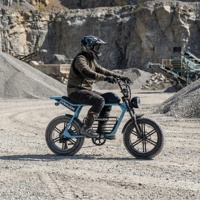 Vélo électrique tout-terrain robuste de style Scrambler avec pneus larges et suspension avant, idéal pour les routes de carrière