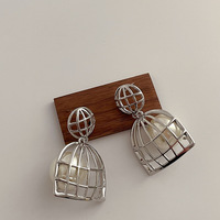 Boucles d'oreilles en métal style cage à oiseaux avec perles, luxe léger et exagéré, tendance et simples, adaptées à toutes les occasions.