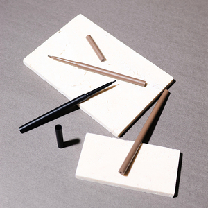 Crayon Eyeliner Lisse 2 Couleurs Noir Foncé Brun Naturel Imperméable Résistant à la Transpiration Infusé à la Vitamine E Maquillage Quotidien pour les <span class=keywords><strong>Yeux</strong></span> - Product Image 3