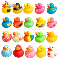 Canard en caoutchouc à dégradé de couleurs, surface mate et brillante, canard flottant qui couine, décoration créative et esthétique pour la maison, le bureau, cadeau de bain
