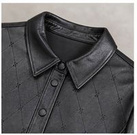 Veste en cuir de mouton pleine fleur noire pour femme, avec revers à motif losanges, coupe cintrée et courte, idéale pour les trajets quotidiens
