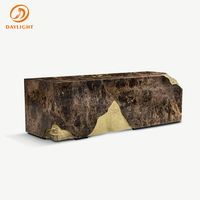 Bureau de direction moderne de luxe, texture marbre brun, accents dorés, table d'écriture pour bureau à domicile, mobilier haut de gamme pour salle d'étude