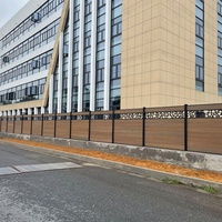 Wpc résistance aux uv étanche co-extrusion clôture en aluminium poteau clôture pour jardin extérieur