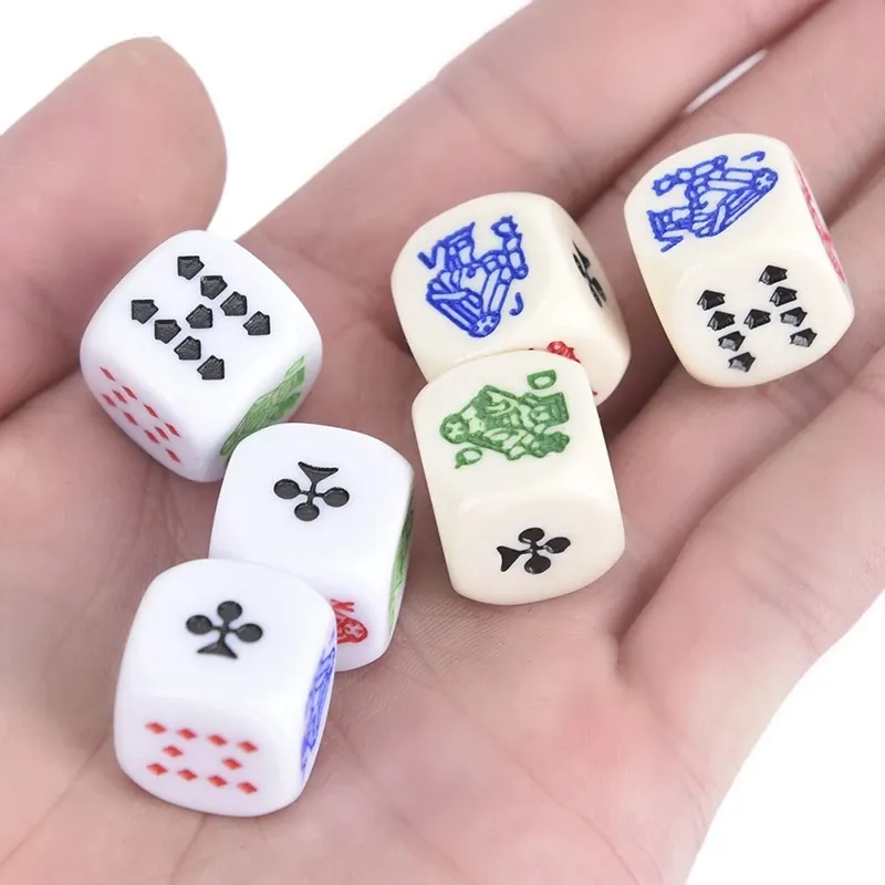 Yüksek kaliteli beyaz veya fildişi oyma Logo tasarım özelleştirilmiş gravür baskı logosu zar oyunu seti akrilik özel plastik Poker zar