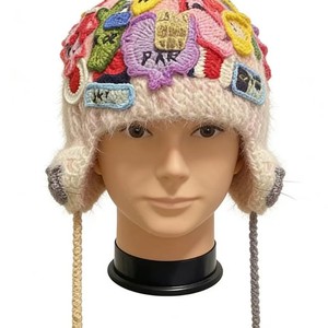 Gorro de punto floral con orejeras, estilo étnico, cálido para invierno, para mujer, 56-58 cm, acrílico, bordado a mano, uso casual - Product Image 1