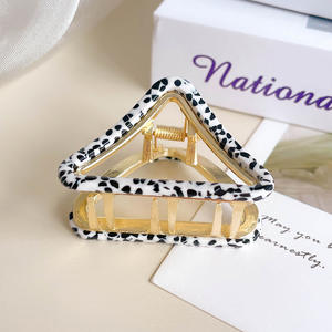 YHJ Popular estilo de moda coreana hueco triángulo <span class=keywords><strong>Metal</strong></span> garra <span class=keywords><strong>Clip</strong></span> 5,3 cm Retro luz lujo elegante mujeres acetato pinza de pelo - Product Image 4