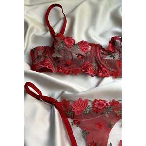Chemise de nuit en tulle rouge avec détails floraux, ensembles élégants de soutien-gorge et de culottes - Product Image 1