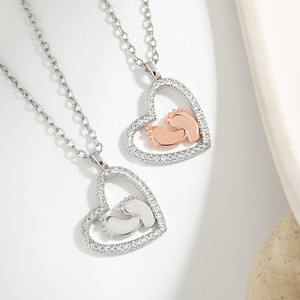 2024 regalos del Día de la madre amor huellas bebé amor huellas color separación corazón zirconia Collar para mujeres a <span class=keywords><strong>mi</strong></span> hija - Product Image 5
