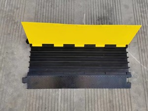 Rampe de protection de câbles en caoutchouc à 5 canaux grande capacité pour la gestion de plusieurs câbles et la sécurité routière - Product Image 4