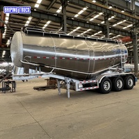 Semi-remorque citerne pour poudres en vrac avec corps de citerne hermétique intégré, structure sanitaire de qualité alimentaire pour le transport hygiénique de poudres en vrac