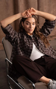 Camicia da <span class=keywords><strong>Donna</strong></span> Personalizzata OEM a Quadri <span class=keywords><strong>Marrone</strong></span> Scuro, Ampia, Maniche Lunghe, con Bottoni e Tasche sul Petto per un Look Streetwear Senza Sforzo - Product Image 5