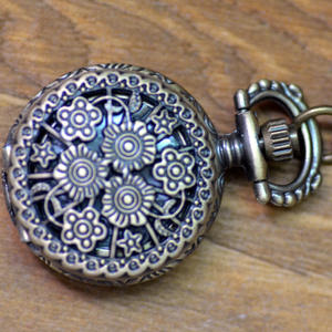 32 Modelli Assortiti, Orologio Classico Romano di Piccole Dimensioni con Movimento al Quarzo, Cassa Quadrata in Acciaio Inox da 46MM, Cinturino in Gomma, Stile Vintage Antico con Cuore Traforato - Product Image 5