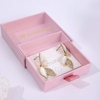 Gamme d'emballages de bijoux A1 Distinctive Blush avec boîtes à tiroirs carrées, cartes blanches pour boucles d'oreilles, panneau de couvercle doré et présentoir