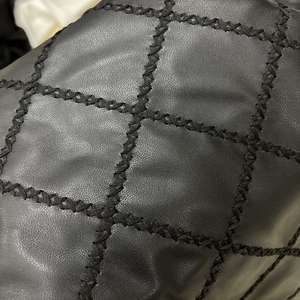 Tela de encaje bordado para vestido, tela de lujo de cuero PU negro de alta calidad con corte Floral - Product Image 4