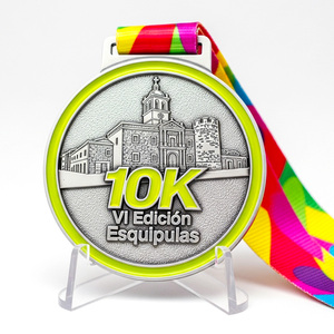 Médaille de finisseur <span class=keywords><strong>Esquipulas</strong></span> VI Édition 10K, forme ronde, avec relief du bâtiment de la ville, anneau vert néon et ruban arc-en-ciel pour événements de course - Product Image 1