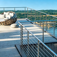 Rampe en PVC de conception contemporaine pour l'extérieur, pour escaliers, jardins, hôtels, centres commerciaux - Installation facile, résistant à la rouille, faible coût