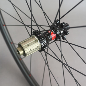 Set Ruote da Strada UCI Disc 24-28H 25X50mm Cerchio in Carbonio Clincher 3k Stwill con Mozzo D411/D412 Nippli Esterni Rossi DT-50c - Product Image 2