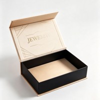 Op maat gemaakte luxe papieren cadeaudoos voor sieraden, witte doos met gouden opdruk logo, op maat gemaakte doos voor speelkaarten