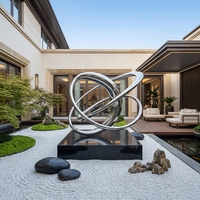 Sculpture circulaire abstraite en acier inoxydable plaqué argent poli miroir, design tendance pour jardin extérieur et piscine